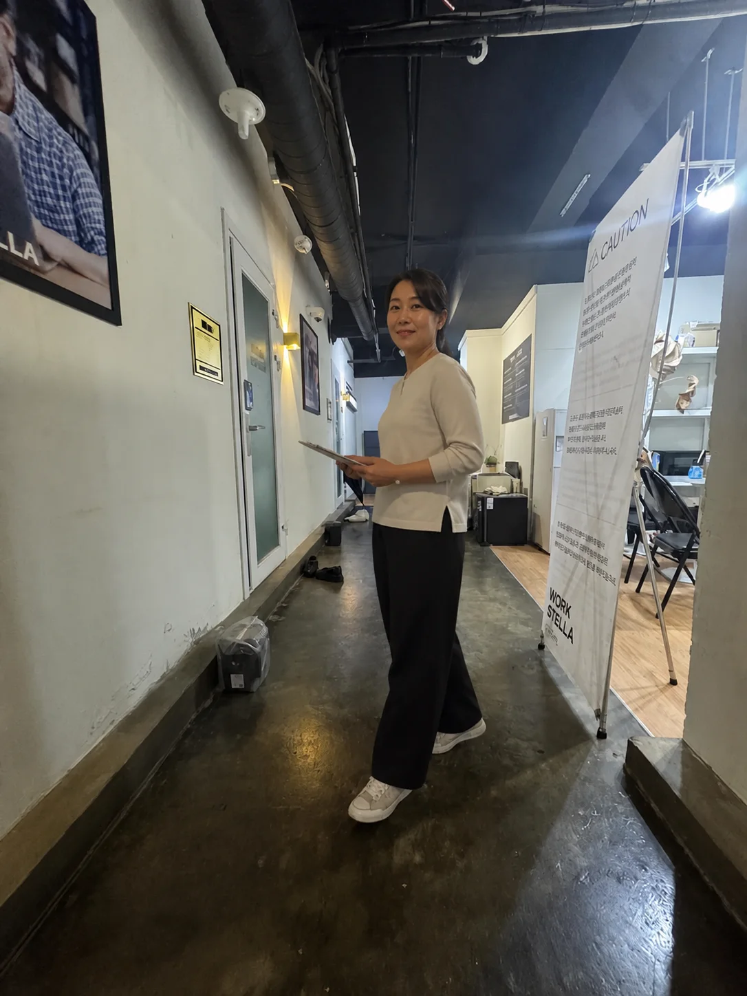 흰색 방음문 복도의 예비 점주 이미지